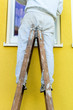 Maler auf Leiter