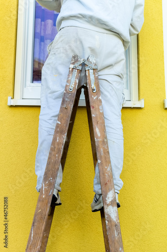 Photo: Maler auf Leiter Maler auf Leiter