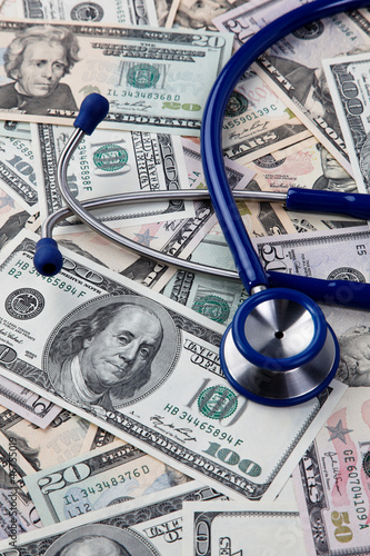 Photo: Kosten für Gesundheit, Stethoskop und Dollar Geldscheine Kosten für Gesundheit, Stethoskop und Dollar Geldscheine