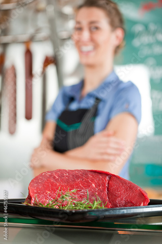 Photo: Arbeiten in einer Metzgerei oder Fleischerei Arbeiten in einer Metzgerei oder Fleischerei