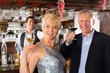 älteres Paar an der Bar mit Weinglas in Hand
