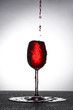 Rotwein Glas in übergelaufen