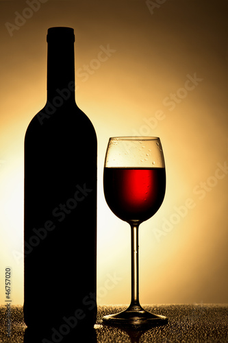 Photo: Rotwein Glas in Gegenlicht Rotwein Glas in Gegenlicht