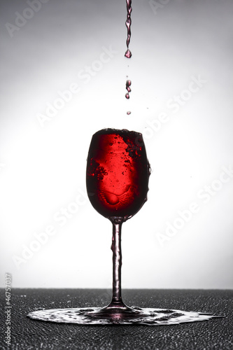 Photo: Rotwein Glas in übergelaufen Rotwein Glas in übergelaufen
