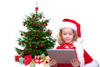 kind mit tablet vorm weihnachtsbaum