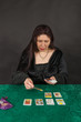 Eine Frau legt Tarot Karten