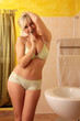 Süße Blonde putzt sich die Zähne