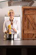 Foto: Hausfrau kocht Spaghetti Hausfrau kocht Spaghetti