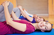 Lachende Frau beim Sportkurs