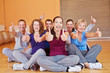 Gruppe im Fitnesscenter hält Daumen hoch