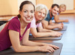 Gruppe trainiert im Fitnesscenter