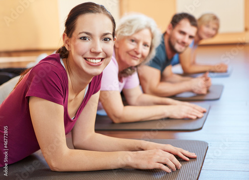 Photo: Gruppe trainiert im Fitnesscenter Gruppe trainiert im Fitnesscenter