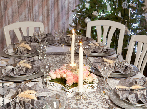 Photo: Christmas table in pink and grey Christmas table in pink and grey