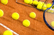 Foto: Tennis balls on the court Tennis balls on the court