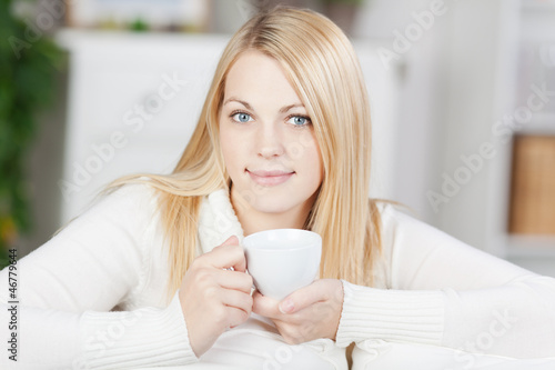 Photo: blonde frau genießt eine tasse tee blonde frau genießt eine tasse tee