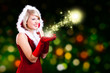 junge blonde Weihnachtsfrau mit Sternchenlicht