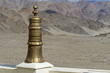Messingornament auf dem Dach eines Tempels in Ladakh