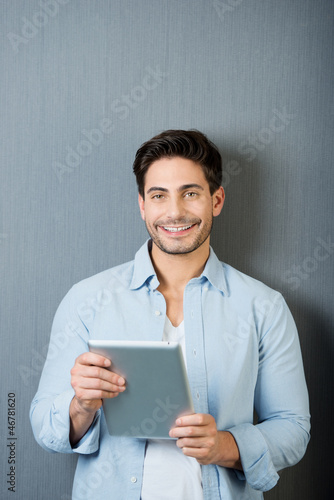 Photo: lächelnder mann mit tablet-pc lächelnder mann mit tablet-pc