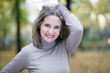 strahlende Frau im Wald