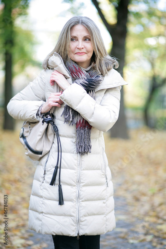 Photo: ältere Dame im Wald ältere Dame im Wald