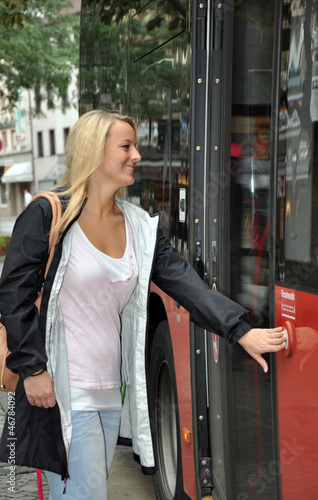Photo: Junge Frau steigt in Linienbus Junge Frau steigt in Linienbus