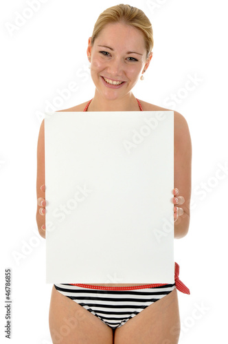 Photo: Junge Frau in Bikini hält leeres Schild Junge Frau in Bikini hält leeres Schild