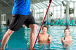 Fitness - Gymnastik unter Wasser im Spa