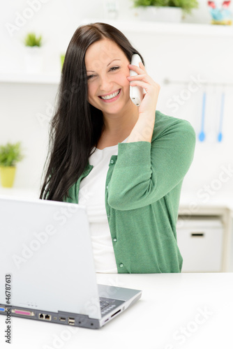 Photo: junge frau telefoniert lachend junge frau telefoniert lachend