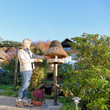 Frau mit Vogelhaus