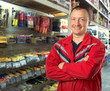 Adviser in tools shop