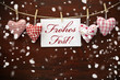 4 Stoffherzen auf Holzwand mit Karte und Schnee