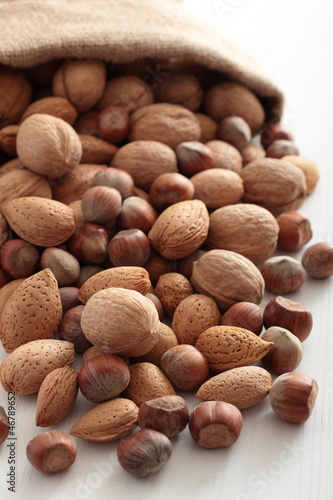 Photo: frutta secca noci nocciole mandorle su sfondo bianco frutta secca noci nocciole mandorle su sfondo bianco