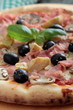 pizza capricciosa olive carciofi prosciutto