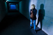 Frau im Tunnel hat Angst
