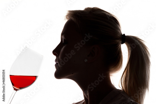 Photo: Frau mit Rotwein im Weinglas Frau mit Rotwein im Weinglas