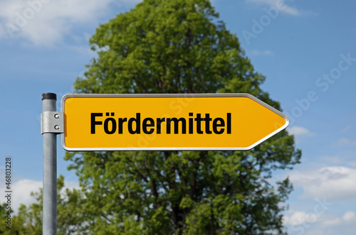 Illustration: Pfeil mit Baum FÖRDERMITTEL Pfeil mit Baum FÖRDERMITTEL
