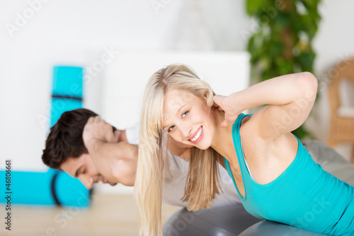 Photo: lächelnde frau beim fitnesstraining lächelnde frau beim fitnesstraining