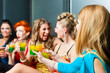 Foto: Frauen in einem Club oder einer Disco mit Cocktails Frauen in einem Club oder einer Disco mit Cocktails