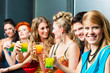 Frauen in einem Club oder einer Disco mit Cocktails