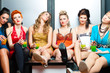 Foto: Frauen in einem Club oder einer Disco mit Cocktails Frauen in einem Club oder einer Disco mit Cocktails