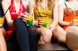 Frauen in einem Club oder einer Disco mit Cocktails