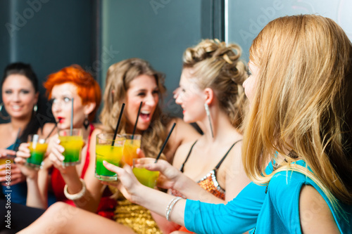 Photo: Frauen in einem Club oder einer Disco mit Cocktails Frauen in einem Club oder einer Disco mit Cocktails