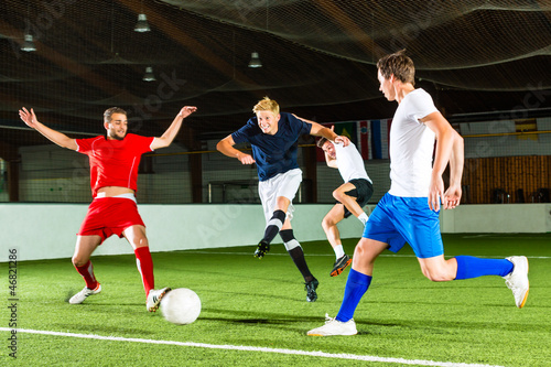 Photo: Mannschaft spielt Hallenfußball Mannschaft spielt Hallenfußball