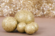 Goldkugeln mit goldenem Engelshaar