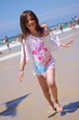 fillette courant sur la plage