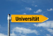 Pfeil mit blauem Himmel UNIVERSITÄT