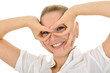 Junge Frau formt Finger zu Brille
