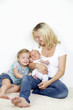 junge mutter mit tochter und sohn