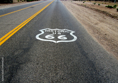 Photo: Symbole peinture blanc route 66 au sol,USA Symbole peinture blanc route 66 au sol,USA