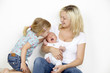 junge mutter mit tochter und sohn